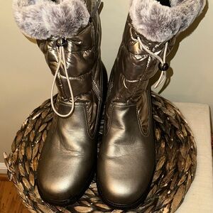 Trotters Bryce Winter Boots – Silver Metallic Shaft – Leather Lower – Faux Fur